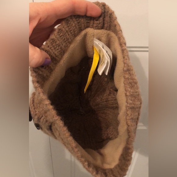 Wool hat with fur pompom - Picture 3 of 6